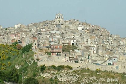 Женщина купила три дома за евро и потратила на них в 60 тысяч раз больше