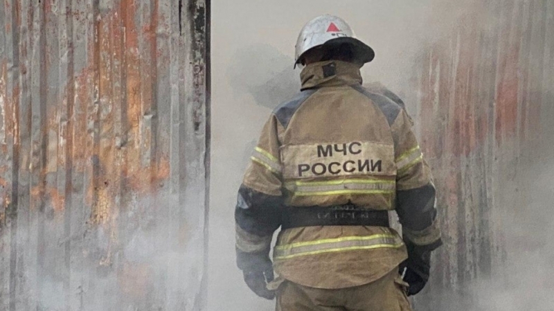 Жильцов эвакуируют из горящего дома на Ростовской