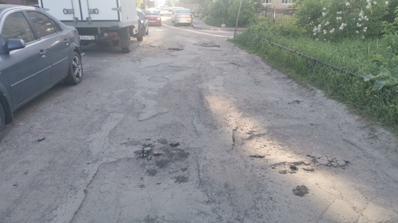 «Жить мешает»: жильцы дома на Октябрьской набережной устали от вони из реки со стоками