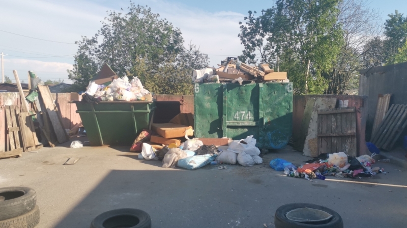 «Жить мешает»: жильцы дома на Октябрьской набережной устали от вони из реки со стоками