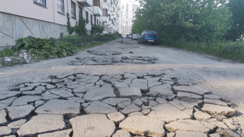 «Жить мешает»: жильцы дома на Октябрьской набережной устали от вони из реки со стоками