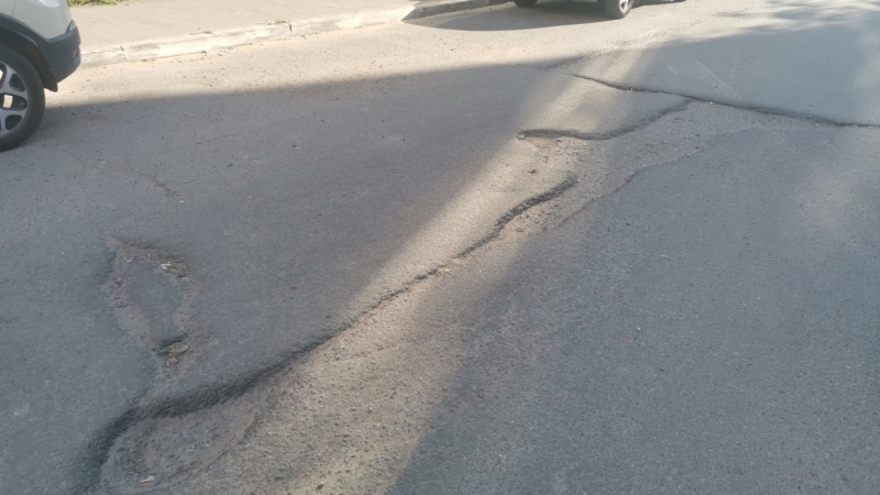 «Жить мешает»: жильцы дома на Октябрьской набережной устали от вони из реки со стоками