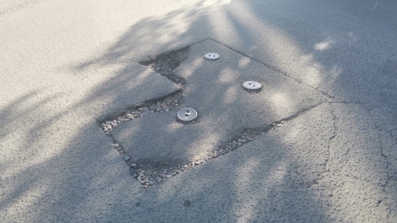 «Жить мешает»: жильцы дома на Октябрьской набережной устали от вони из реки со стоками