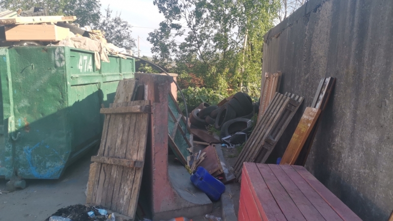 «Жить мешает»: жильцы дома на Октябрьской набережной устали от вони из реки со стоками