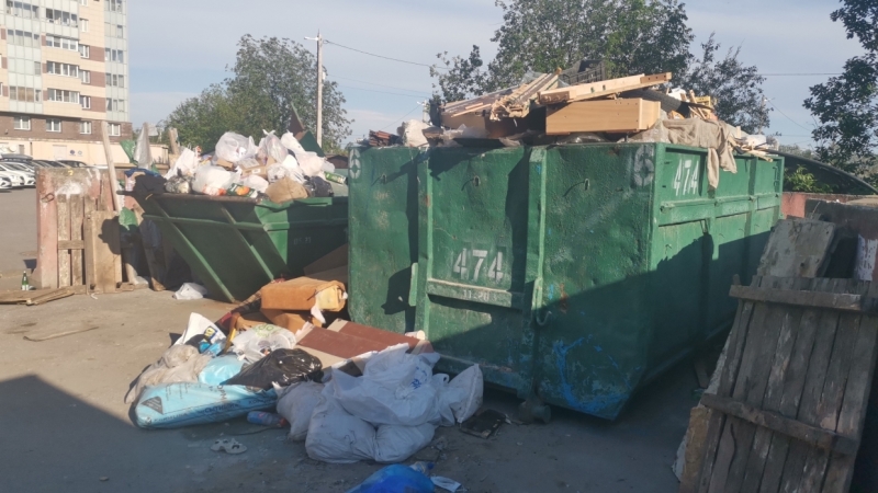 «Жить мешает»: жильцы дома на Октябрьской набережной устали от вони из реки со стоками