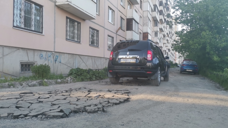 «Жить мешает»: жильцы дома на Октябрьской набережной устали от вони из реки со стоками