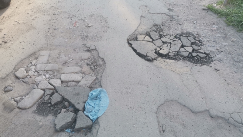 «Жить мешает»: жильцы дома на Октябрьской набережной устали от вони из реки со стоками