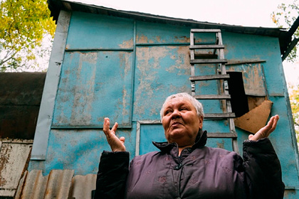 Живущая в железной бочке россиянка отказалась от переезда