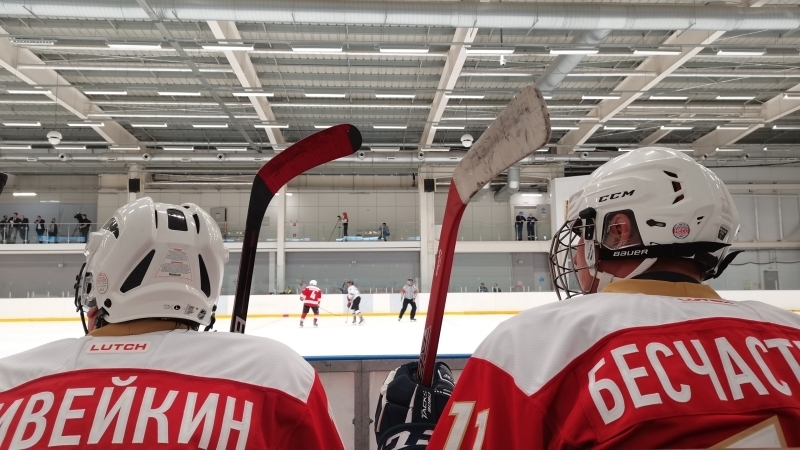 Звезды Петербурга и Москвы сыграли хоккейный матч в поддержку Олимпийской сборной