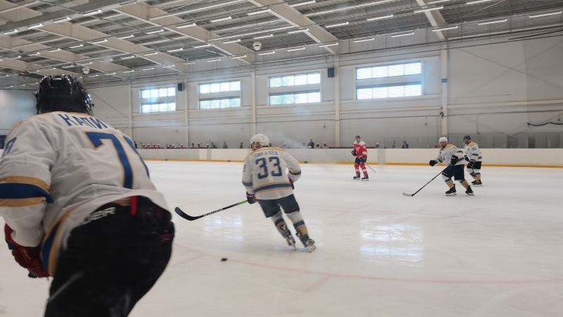 Звезды Петербурга и Москвы сыграли хоккейный матч в поддержку Олимпийской сборной