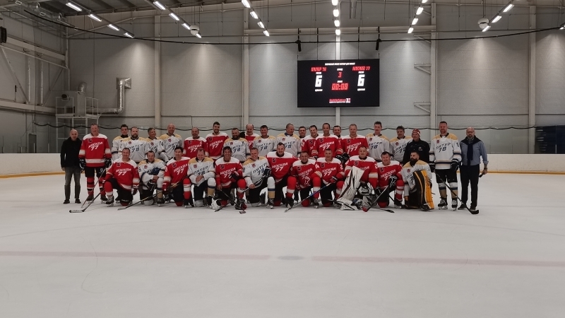 Звезды Петербурга и Москвы сыграли хоккейный матч в поддержку Олимпийской сборной