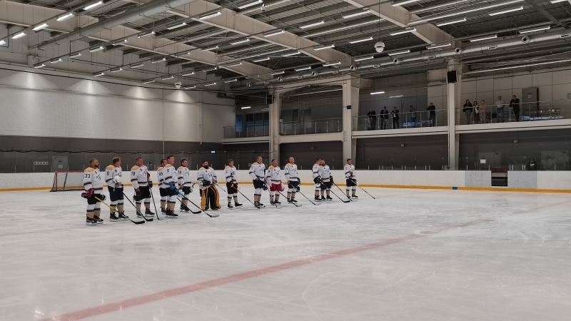 Звезды Петербурга и Москвы сыграли хоккейный матч в поддержку Олимпийской сборной