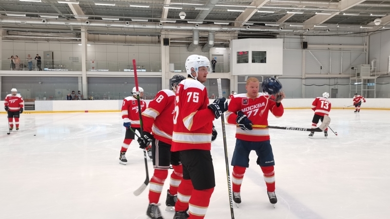 Звезды Петербурга и Москвы сыграли хоккейный матч в поддержку Олимпийской сборной