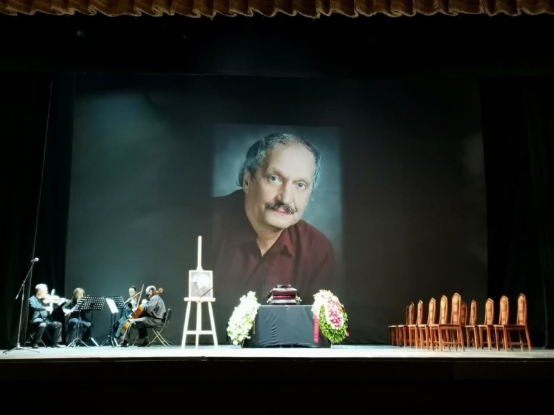Звуки скрипок и кинокадры: в Театре музкомедии простились с Евгением Тиличеевым