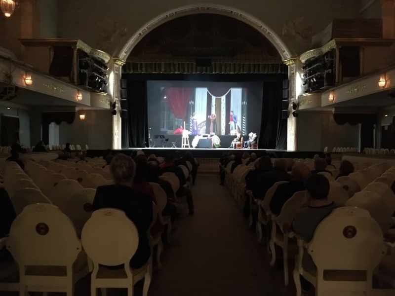 Звуки скрипок и кинокадры: в Театре музкомедии простились с Евгением Тиличеевым